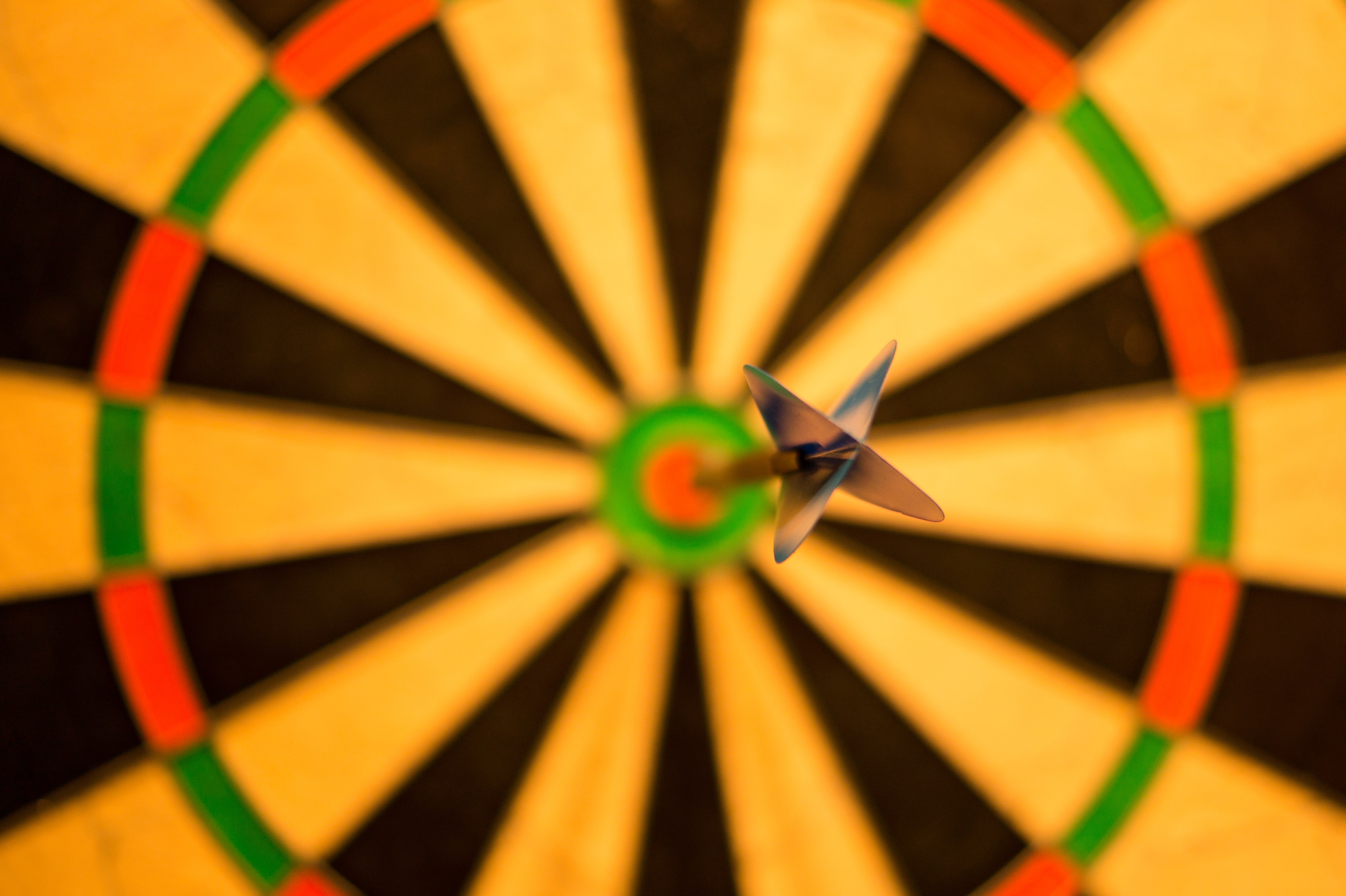 aim-bullseye-dart-15812
